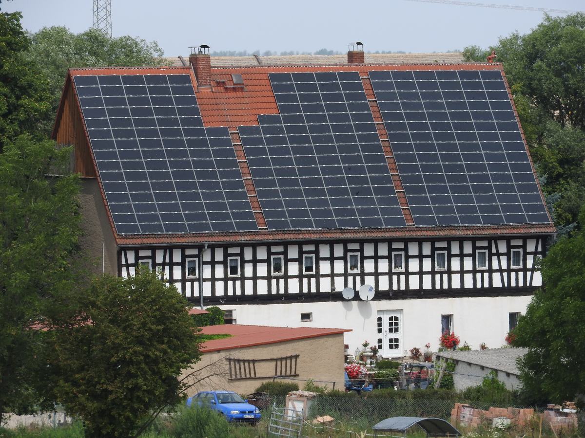 Rodinný dům s&nbsp;fotovoltaickými panely na střeše