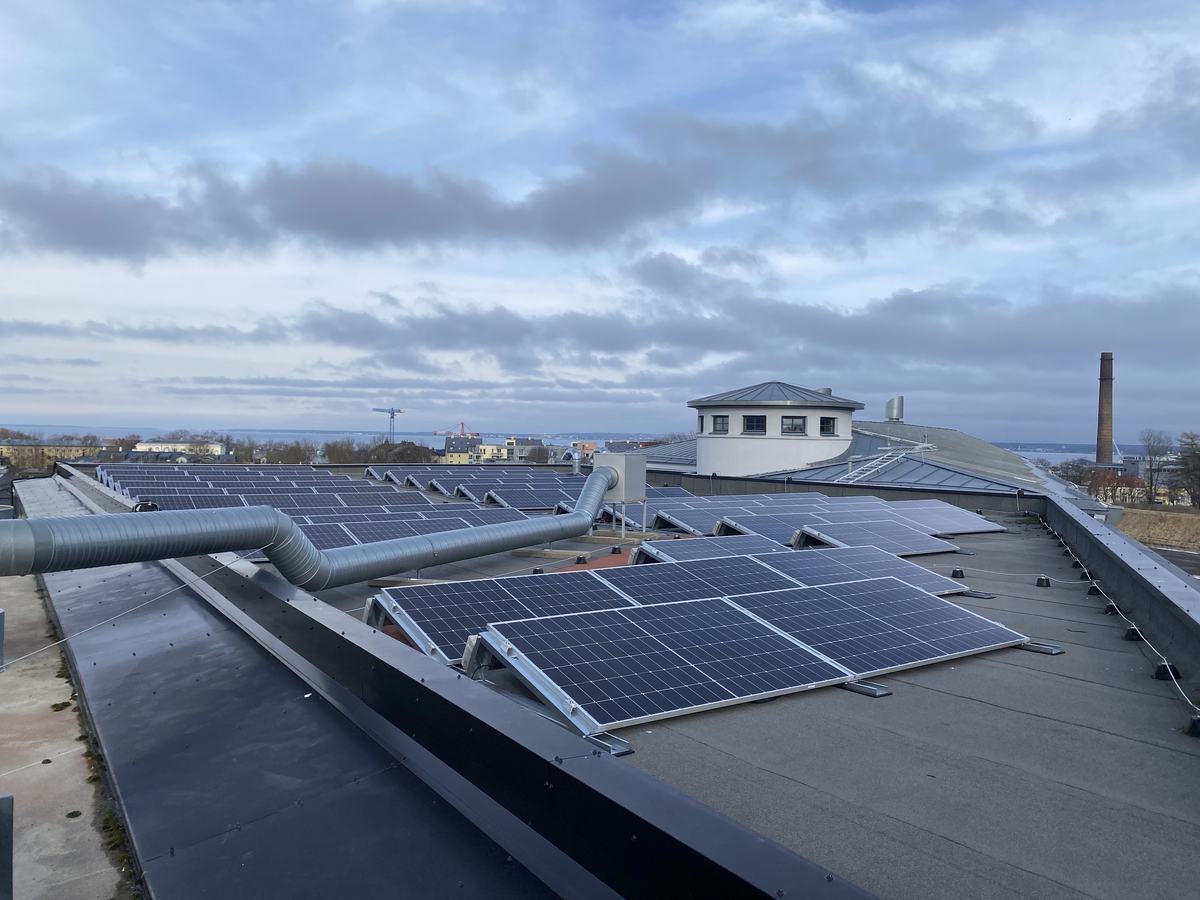 Fotovoltaické panely na ploché střeše